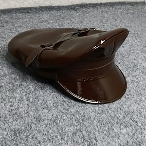 Glänsande brun PVC-keps – glansig visirhatt, retro paradstil, trendigt tillbehör för cosplay och alternativ look