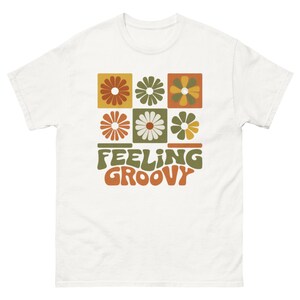 Camiseta Feeling Groovy — Camiseta unissex de algodão com estampa floral retrô dos anos 70