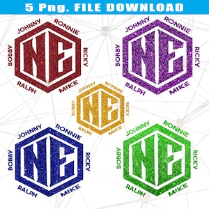 Op de afbeelding: Vijf glinsterende zeshoekige ontwerpen met de letters "NE" erin, elk in een andere kleur: rood, paars, goud, blauw en groen. Elk ontwerp heeft zes namen rond de zeshoek: Johnny, Ronnie, Ricky, Mike, Ralph en Bobby.