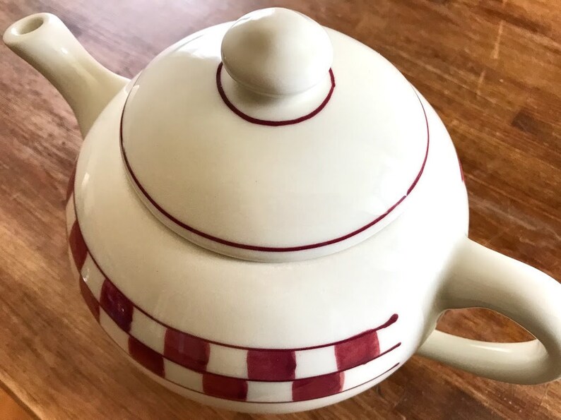 1989 signed Hartstone USA Red Check Teapot like new condition, n 1989 signed Hartstone USA Red Check Teapot like new condition, n