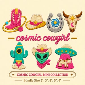 Könnte beinhalten: Ein Set aus gestickten Aufnähern mit einem rosa Cowboystiefel mit Lasso, einem beigen Cowboyhut, einem Hufeisen mit blauer Spirale, einem Stierschädel, einer Rakete, einem Alien mit Cowboyhut und einer Kuh unter einem UFO, mit dem Text cosmic cowgirl.
