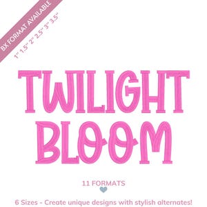Puede incluir: Texto rosa bordado sobre fondo blanco: "TWILIGHT BLOOM". La imagen incluye texto que indica la disponibilidad de varios formatos y tamaños, incluyendo 2,5 cm, 3,8 cm, 5 cm, 6,4 cm, 7,6 cm y 8,9 cm. El diseño es para crear diseños únicos.