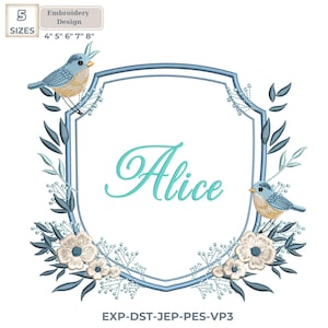Puede incluir: Diseño de bordado con un marco en forma de escudo y el nombre "Alice" en turquesa. Dos pájaros azules con detalles amarillos y marrones se posan en el marco, rodeados de flores y hojas. Disponible en 5 tamaños: 10 cm, 13 cm, 15 cm, 18 cm y 20 cm.