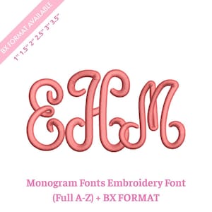 Può includere: Un monogramma ricamato color corallo con le lettere E, H e M in un carattere corsivo. Il testo "BX FORMAT AVAILABLE 1" 1.5" 2" 2.5" 3" 3.5"" appare nell'angolo, con "Monogram Fonts Embroidery Font (Full A-Z) + BX FORMAT" in basso.