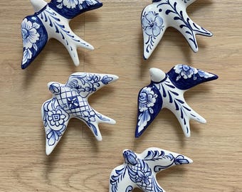 Engelse keramische zwaluw | Handgeschilderde wandvogel | Handgemaakte tegeldecoratie | Huwelijksgeschenk | Woondecoratie in kuststijl