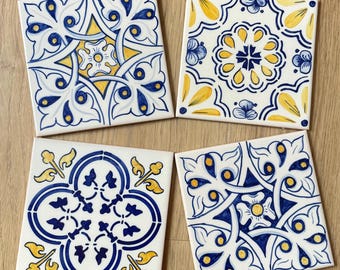 Handbeschilderde Portugese tegels – Ontwerp van 4 tegels, unieke keramische patronen, wanddecoratie, ambachtelijk cadeau – blauw en geel – 15x15 cm
