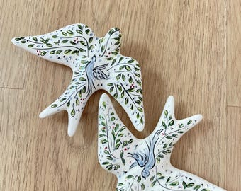 Handgeschilderde Portugese zwaluw – Keramische wanddecoratie met bloemenmotief – Botanisch ornament – Cottagecore woondecoratie – Handgemaakt in Portugal – 13,5 cm