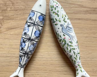 Set van 2 handbeschilderde keramische sardinepatronen – Portugese keramische sardines, uniek handgemaakt cadeau –