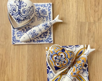 Portugese keramische cadeauset – Handgemaakte hartvormige doos, sardine- en azulejo-tegels – Mediterrane kustdecoratie – Portugese aardewerkcollectie
