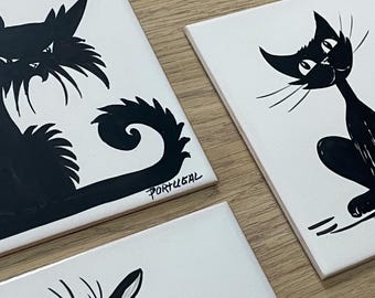 Handbeschilderde tegels met zwarte katten | Portugese keramische tegels 15x15 cm | Kattenkunstdecoratie | Wanddecoratie | Ambachtelijk cadeau | Set van 1, 2 of 3 tegels