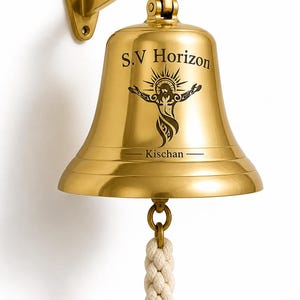 以下が含まれることがあります： 「S.V Horizon」の文字と装飾的なエンブレムが付いた真鍮製の船の鐘。 鐘は真鍮製のブラケットに取り付けられ、編み込みロープの引き手が付いています。 航海をテーマにした装飾品です。