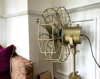 Ventilador de hélice de latón vintage hecho a mano, decoración industrial retro sobre trípode de madera. Regalo ideal.