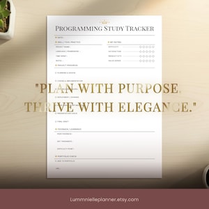Pu&ograve; includere: Un foglio bianco di Programming Study Tracker con dettagli dorati, con sezioni per i dettagli del progetto, valutazioni e note. Il testo "PLAN WITH PURPOSE. THRIVE WITH ELEGANCE." &egrave; visualizzato in oro. &Egrave; visibile una piccola succulenta in un vaso bianco.