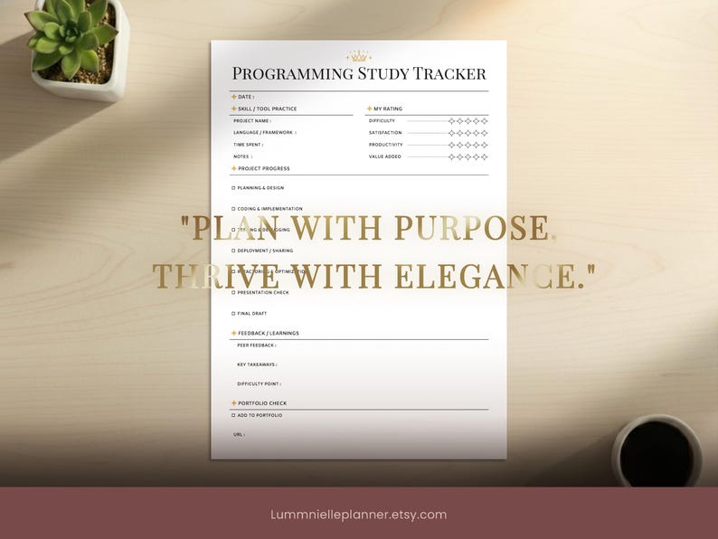 Pu&ograve; includere: Un foglio bianco di Programming Study Tracker con dettagli dorati, con sezioni per i dettagli del progetto, valutazioni e note. Il testo "PLAN WITH PURPOSE. THRIVE WITH ELEGANCE." &egrave; visualizzato in oro. &Egrave; visibile una piccola succulenta in un vaso bianco.