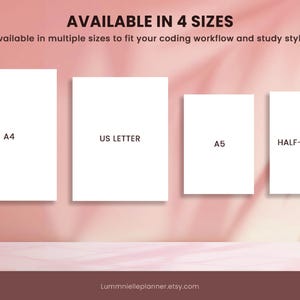Pu&ograve; includere: Immagine che mostra quattro formati di carta: A4, US Letter, A5 e Half-Letter. Il testo "AVAILABLE IN 4 SIZES" &egrave; in alto, con una descrizione sotto. Lo sfondo &egrave; una sfumatura di rosa e bianco.