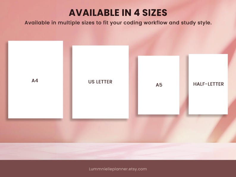 Pu&ograve; includere: Immagine che mostra quattro formati di carta: A4, US Letter, A5 e Half-Letter. Il testo "AVAILABLE IN 4 SIZES" &egrave; in alto, con una descrizione sotto. Lo sfondo &egrave; una sfumatura di rosa e bianco.