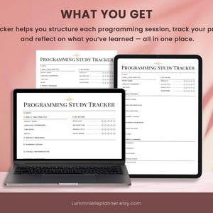 Pu&ograve; includere: Un laptop, un tablet e fogli stampati mostrano un modello di "Programming Study Tracker". Il testo "WHAT YOU GET" e una descrizione del tracker sono in alto. Il tracker aiuta a strutturare le sessioni di programmazione e a monitorare i progressi.
