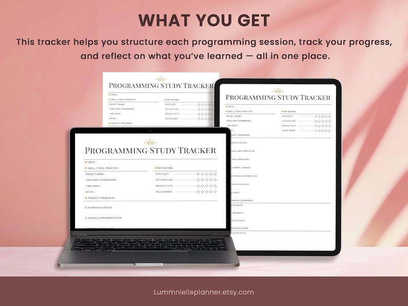 Pu&ograve; includere: Un laptop, un tablet e fogli stampati mostrano un modello di "Programming Study Tracker". Il testo "WHAT YOU GET" e una descrizione del tracker sono in alto. Il tracker aiuta a strutturare le sessioni di programmazione e a monitorare i progressi.