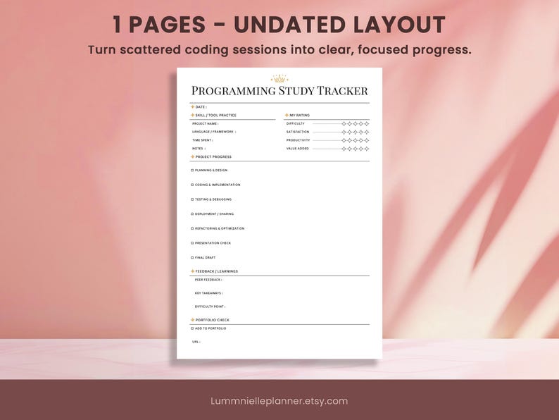 Pu&ograve; includere: Un tracker di studio di programmazione bianco, stampabile, con un layout non datato. Il documento include sezioni per i dettagli del progetto, i progressi e le valutazioni. Il testo "1 PAGES - UNDATED LAYOUT" &egrave; in alto. Lo sfondo &egrave; rosa tenue.