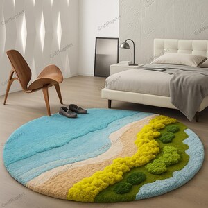 Pode incluir: Um tapete redondo com um design de cena de praia. O tapete apresenta um oceano azul, uma praia arenosa bege e uma &aacute;rea gramada verde e amarela. O tapete &eacute; colocado em um piso de madeira.
