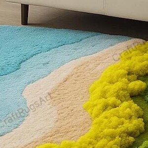 Pode incluir: Um tapete colorido e texturizado com um design de cena de praia. O tapete apresenta um oceano azul, uma praia arenosa e &aacute;reas gramadas verdes e amarelas. O tapete &eacute; feito de material macio e felpudo.