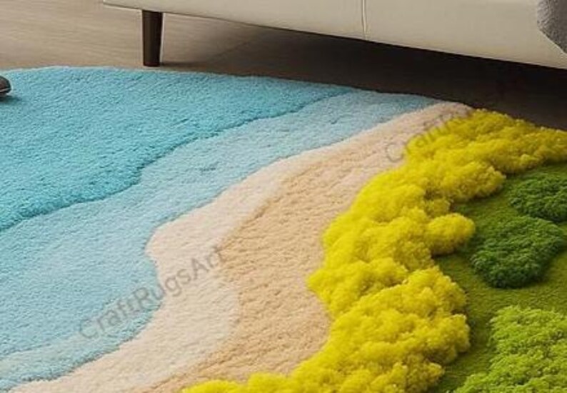 Pode incluir: Um tapete colorido e texturizado com um design de cena de praia. O tapete apresenta um oceano azul, uma praia arenosa e &aacute;reas gramadas verdes e amarelas. O tapete &eacute; feito de material macio e felpudo.