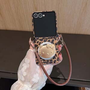 ヒョウ柄ハローキティマグネット式携帯ケース（ストラップ付き）、Samsung Z Flip 7/6/5用 画像 5