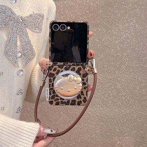 以下が含まれることがあります： 斑点のあるマット仕上げのセラミックマグカップ3個セット。マグカップはクリーム色、ライトブラウン、ダークブラウンの色合いです。各マグカップはシンプルでミニマリストなデザインで、丸みを帯びたハンドルが付いています。