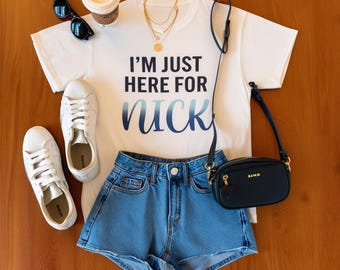 Camiseta "Solo estoy aquí por Nick" / Camiseta de concierto para fans / Camiseta de boy band / Camisetas de grupos de residencia en Las Vegas / Ropa a juego para fans
