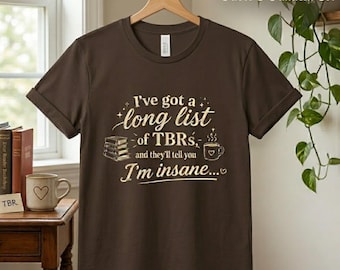 Camiseta con larga lista de libros pendientes, camiseta de lector inspirada en letras de musicales, camiseta gráfica con lista de libros por leer.