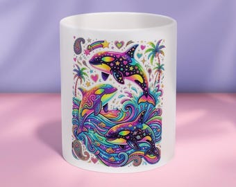 Taza de cerámica con delfines y orcas de neón vibrante, taza de café con estética retro Y2K colorida, taza de té con arte oceánico caprichoso, regalo tropical para ella.