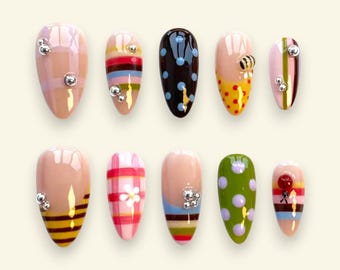 Speels gemengd patroon Druk op de nagels met bijen-, kers- en stippenkunst