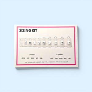 Op de afbeelding: Een witte maattabelkaart met een roze rand met tien doorzichtige, amandelvormige kunstnagels genummerd van 8 tot 17. De kaart bevat tekst voor de plaatsing van de vingers van de linker- en rechterhand en bijbehorende instructies.