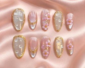 Elegante Glänzende Nägel mit 3D Blumen und Metallic Tropfen