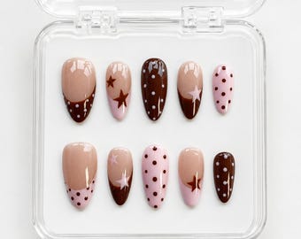 Glänzende Pinke Nägel mit Polka Dot und Stern Details
