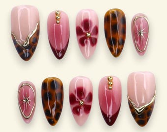Luxus Pink Press On Nails mit Leopard French Tips und dunkelroter Blumenkunst.