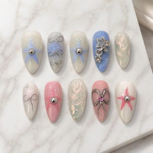 Luxuriöse Nagelspitzen in Pastellfarben mit Farbverläufen, Edelsteinakzenten und metallischen Sternmotiven