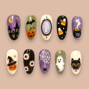 Può includere: Un set di dieci unghie finte con disegni di Halloween tra cui una casa stregata, una zucca con un pipistrello, un cammeo scheletrico, caramelle a forma di mais, un calderone, un cappello da strega, occhi, una ragnatela, un fantasma e un gatto.