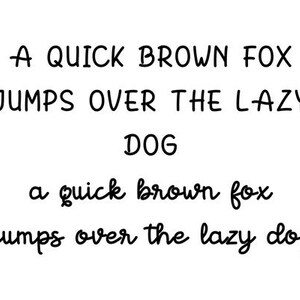 以下が含まれることがあります： 白い背景に、太字のサンセリフ体で「A QUICK BROWN FOX JUMPS OVER THE LAZY DOG」というフレーズ。 下には、同じフレーズが筆記体で繰り返されています。