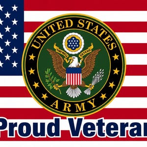 Op de afbeelding: De vlag van de Verenigde Staten heeft rode en witte horizontale strepen met een blauw kanton met witte sterren. In het midden staat het embleem van het Amerikaanse leger met een Amerikaanse zeearend en de tekst Proud Veteran in blauw.
