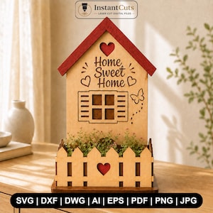 Könnte beinhalten: Ein hausförmiges Deko-Objekt aus Holz mit rotem Dach, das den eingravierten Schriftzug "Home Sweet Home" über einem Fensterausschnitt zeigt. Das Design umfasst herzförmige Aussparungen, ein Schmetterlingsmotiv und einen Lattenzaun.