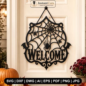 Könnte beinhalten: Ein schwarzes, lasergeschnittenes Hängeschild mit Spinnennetz-Design, drei Spinnen und dem Wort WELCOME in einer stilisierten Schriftart. Das Schild enthält fledermausförmige Akzente an den Seiten und ist an einer schwarzen Kordel aufgehängt.