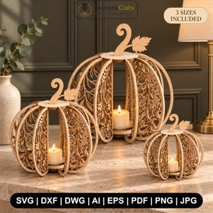 Peut inclure: Trois bougeoirs en bois clair en forme de citrouille avec des motifs floraux et de vigne découpés au laser. Chaque citrouille présente une tige incurvée avec une feuille et contient une bougie chauffe-plat blanche au centre de la structure.
