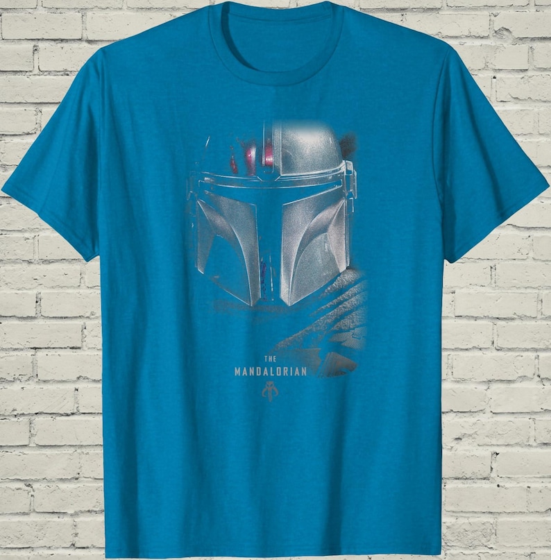 Camiseta de Star Wars Mandalorian, camiseta gráfica de ciencia ficción con retrato oscuro y melancólico, regalo de cumpleaños para novio friki imagen 1