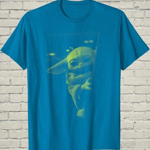 Camiseta de Baby Yoda, Camiseta con estampado de Grogu, Regalo para él para un viaje a un parque temático, Ropa para fans de películas de ciencia ficción, Regalo para novio nerd imagen 1