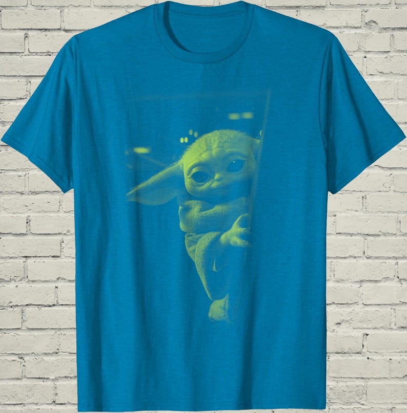 Camiseta de Baby Yoda, Camiseta con estampado de Grogu, Regalo para él para un viaje a un parque temático, Ropa para fans de películas de ciencia ficción, Regalo para novio nerd imagen 1