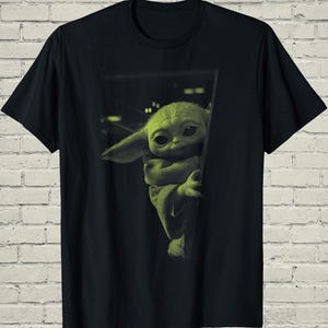 Camiseta de Baby Yoda, Camiseta con estampado de Grogu, Regalo para él para un viaje a un parque temático, Ropa para fans de películas de ciencia ficción, Regalo para novio nerd imagen 2