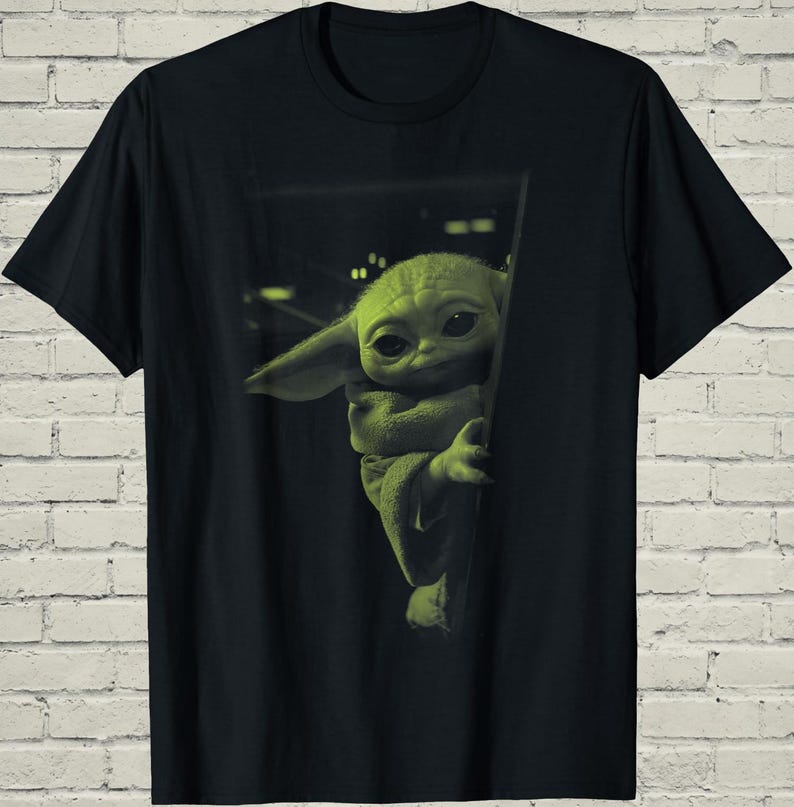 Camiseta de Baby Yoda, Camiseta con estampado de Grogu, Regalo para él para un viaje a un parque temático, Ropa para fans de películas de ciencia ficción, Regalo para novio nerd imagen 2
