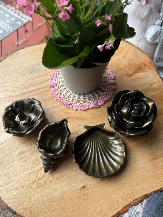 大きい二枚貝で作った小皿です小物入れ等で 貝殻の小物皿 - Etsy 日本