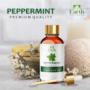 Può includere: Un flacone in vetro ambrato di olio essenziale Earth Nourish Peppermint Premium Quality con tappo dorato e un contagocce in vetro separato. L'etichetta bianca presenta un grafico con una foglia di menta verde e il testo Peppermint Premium Quality Essential oil.